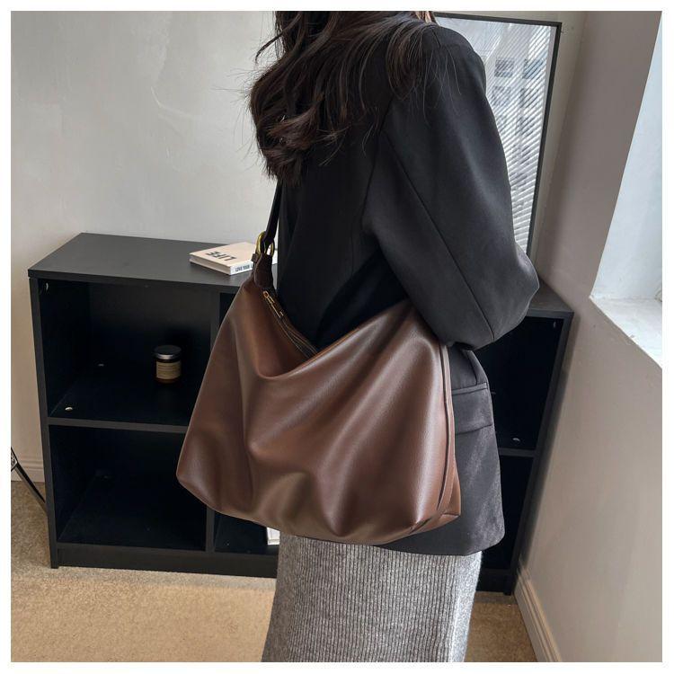 Black Bag Women's Autumn and Winter New Fashionable Large-capacity Shoulder Messenger Bag Casual Versatile Commuter Tote Bag
