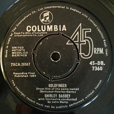 7inch Record SHIRLEY BASSEY - Goldfinger DB7360 Columbia 1964 UK Pop Used