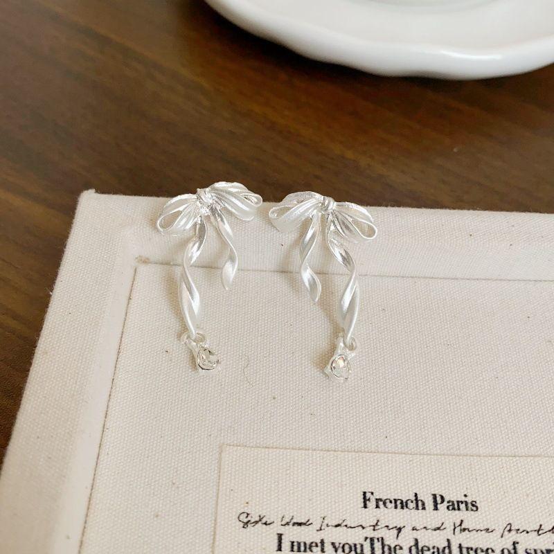 Hollow bow pendant earrings Sweet niche versatile earrings Temperament light luxury high-end earrings