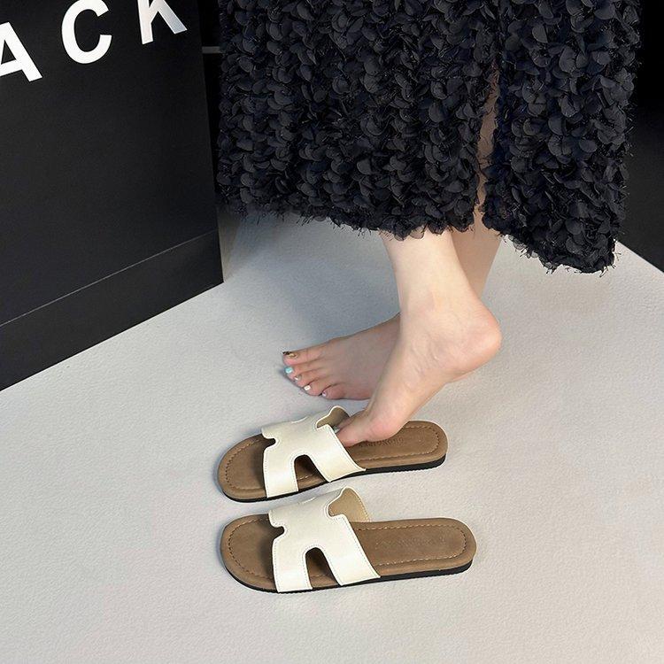 

Дышащие тапочки на плоской подошве для женской летней верхней одежды 2024 года, новые однотонные сандалии с юбкой, повседневные сандалии на одну ногу 40