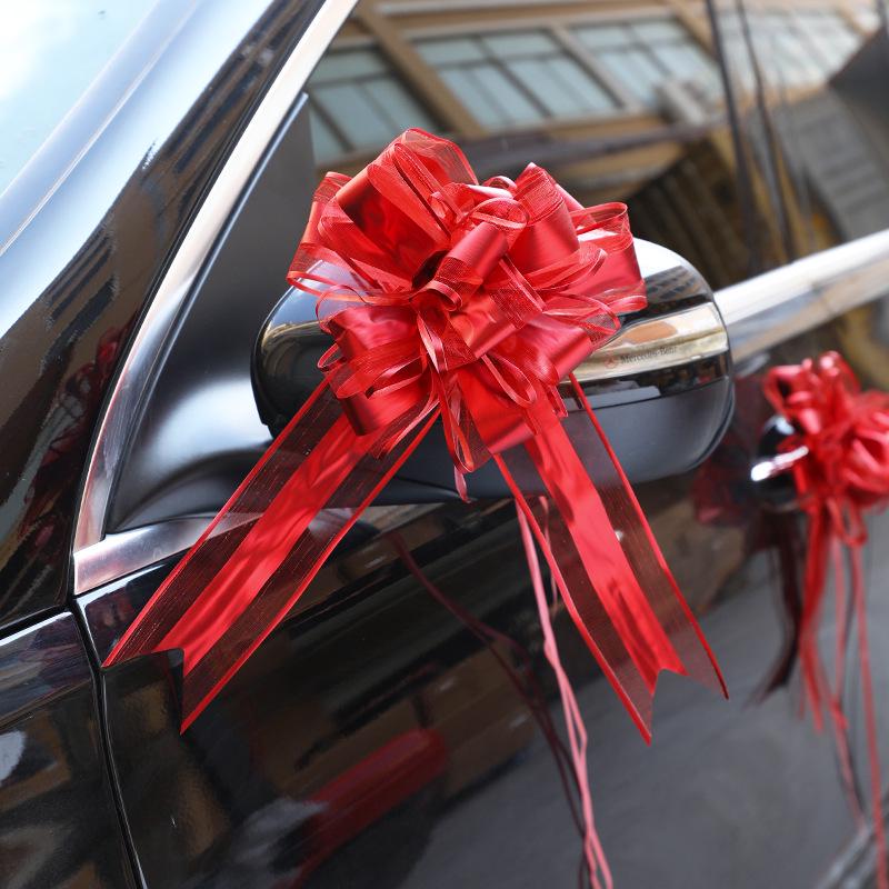 Velká stahovací mašle na schodišťové zábradlí, svatební auto a dekoraci na kolaudaci