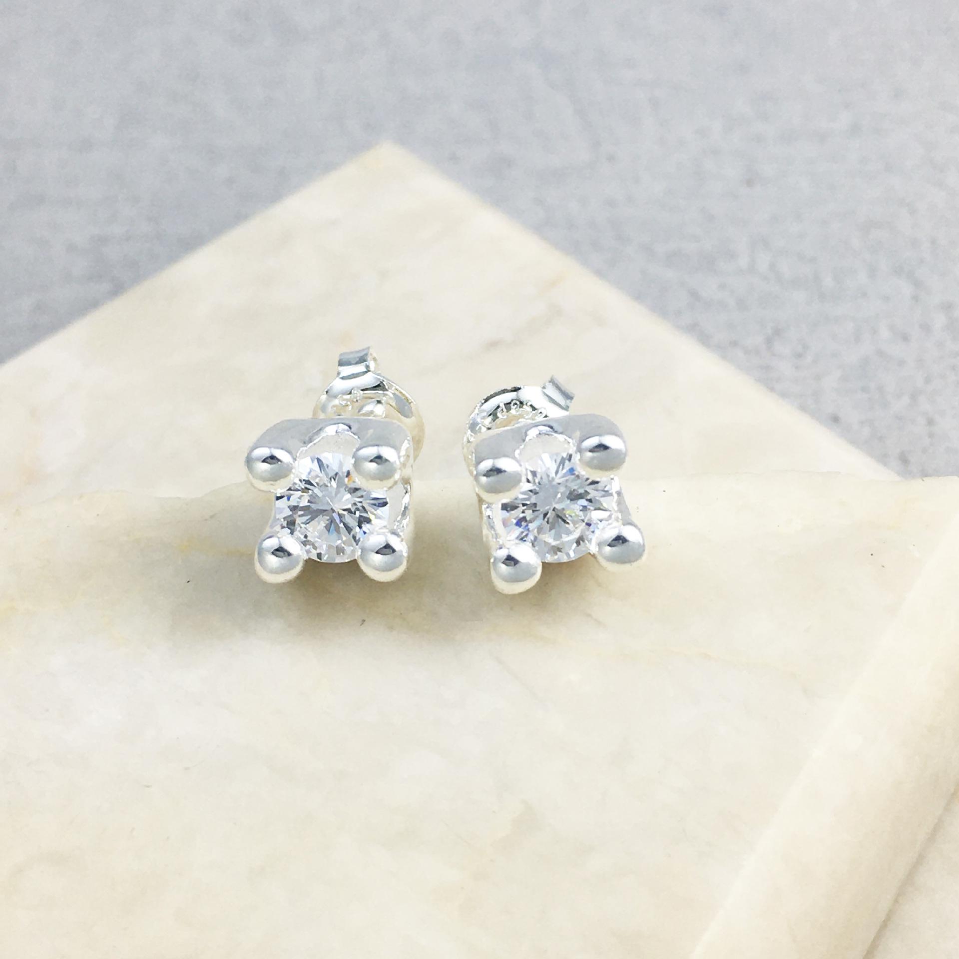 UNOde50 Spanish Crystal Stud Earrings: Exquisite Handmade Gift for Spring