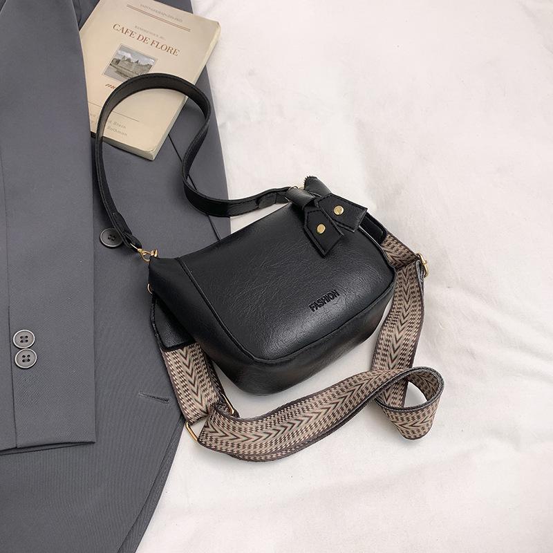 

Saddle Shoulder Crossbody Bag Women Wide Strap Large Capacity Minimalist Chic Fall Winter Handbag чёрный