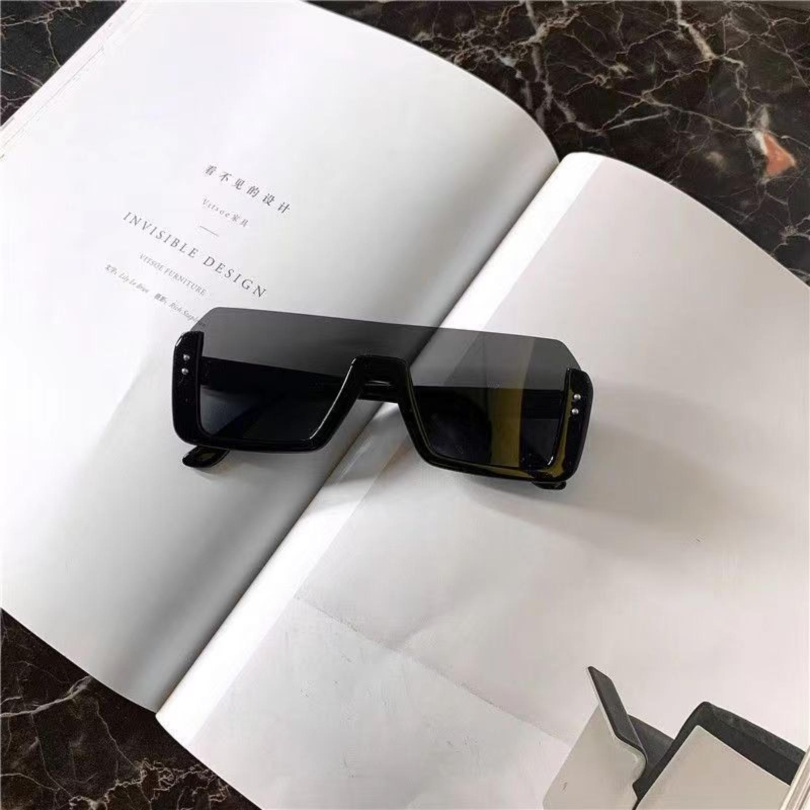 

Large-framed Square Sunglasses That Flatter Round Faces And Create A Slimming Effect; Unique One-piece Square Frame. One Size