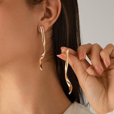 Boucles d'oreilles Clous Salircon Bande Métallique Torsadée Minimaliste Esthétique Vintage pour Femmes Boucles d'oreilles Couleur Or Bijoux Tendance pour Fête Cadeaux