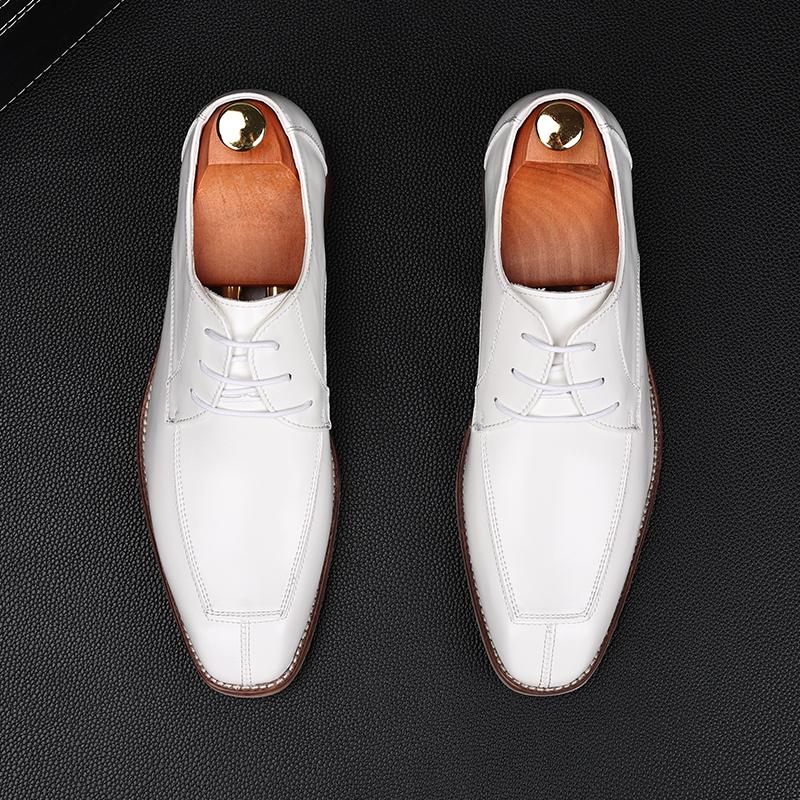 Luxury New Men's White Brown Lace Up Patent Leather Flats Shoes Gentleman Designer Homecoming Wedding Dress Footwear