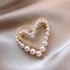 Pearl Hollowed-out Heart Brooch, High-end and Sophisticated Clothing Accessory, Small and Exclusive Exquisite Pin.