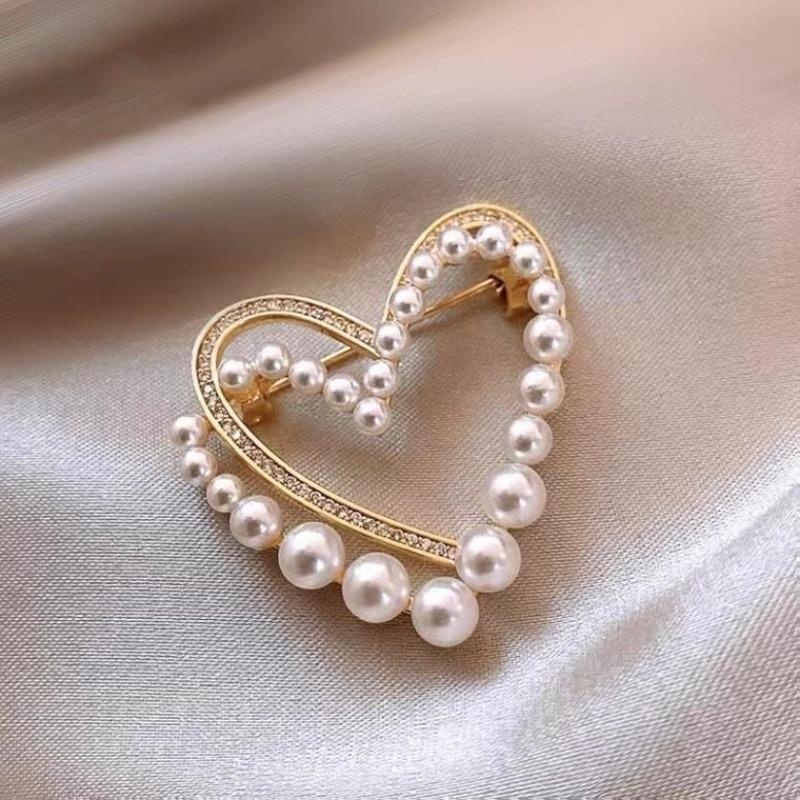 Pearl Hollowed-out Heart Brooch, High-end and Sophisticated Clothing Accessory, Small and Exclusive Exquisite Pin.