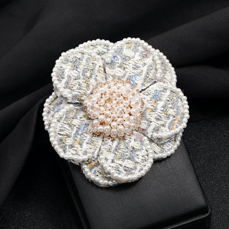 

Классическая высококачественная черно-белая клетчатая камелия корсаж кристалл жемчуг темперамент высококачественная брошь пин для ткани пиджака грязно-белый