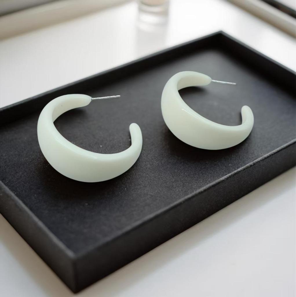 Retro Hong Kong C-Shaped Stud Earrings: Elegant, Fashionable, Exaggerated Jewelry for a Slimmer Face Look.