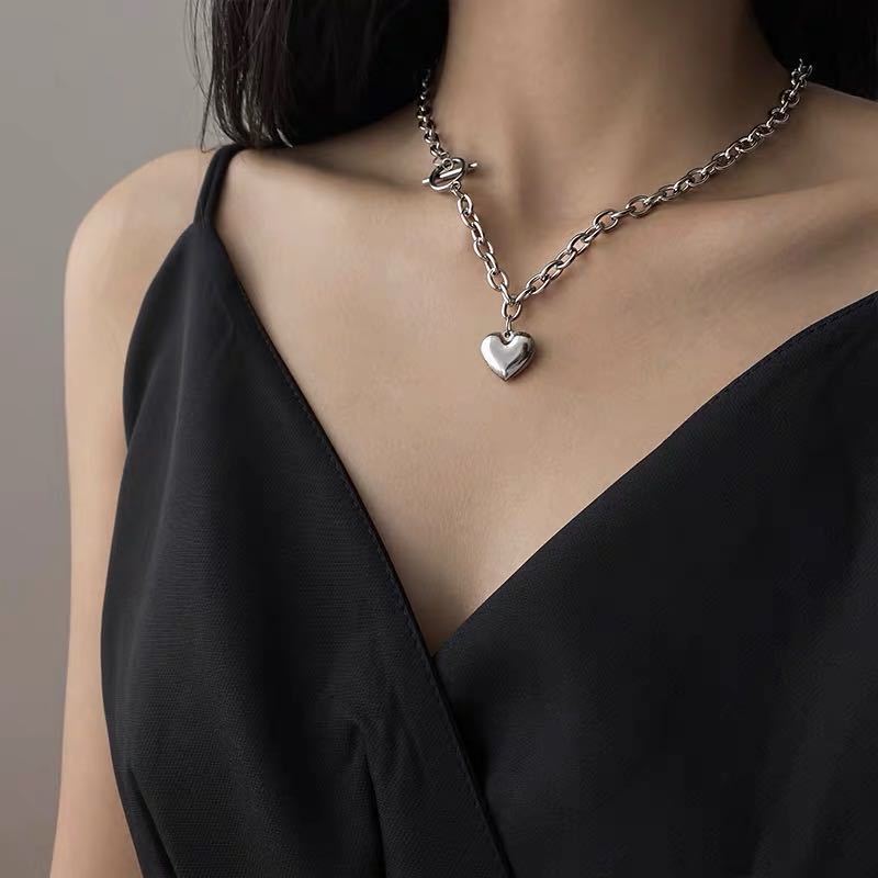 New Internet celebrities with the same simple retro love peach heart necklace earth cool dancing cold wind necklace female