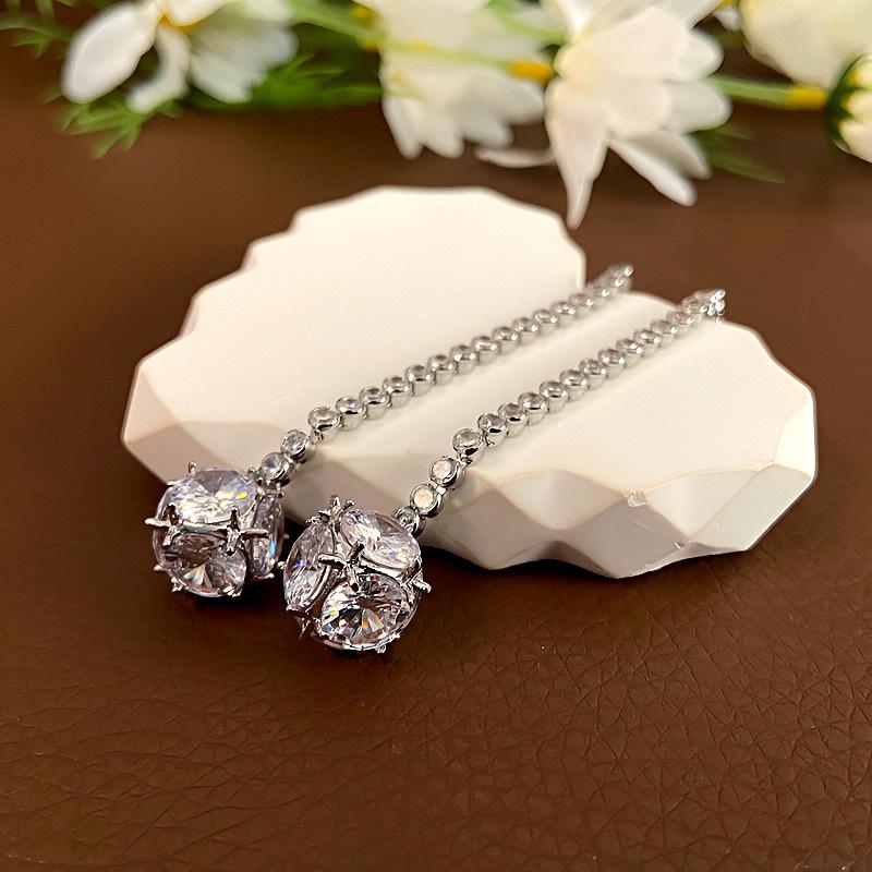 

Серьги-подвески с цирконием: Высокая мода 2025 – Универсальные женские темпераментные аксессуары для ушей