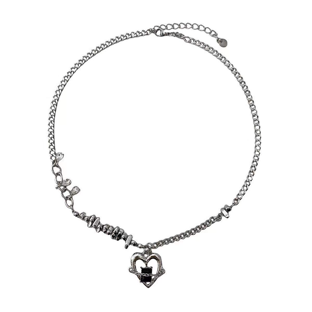 Sweet cool babes collarbone chain black diamond chain love necklace female ins design sense hip hop pendant jewelry tide