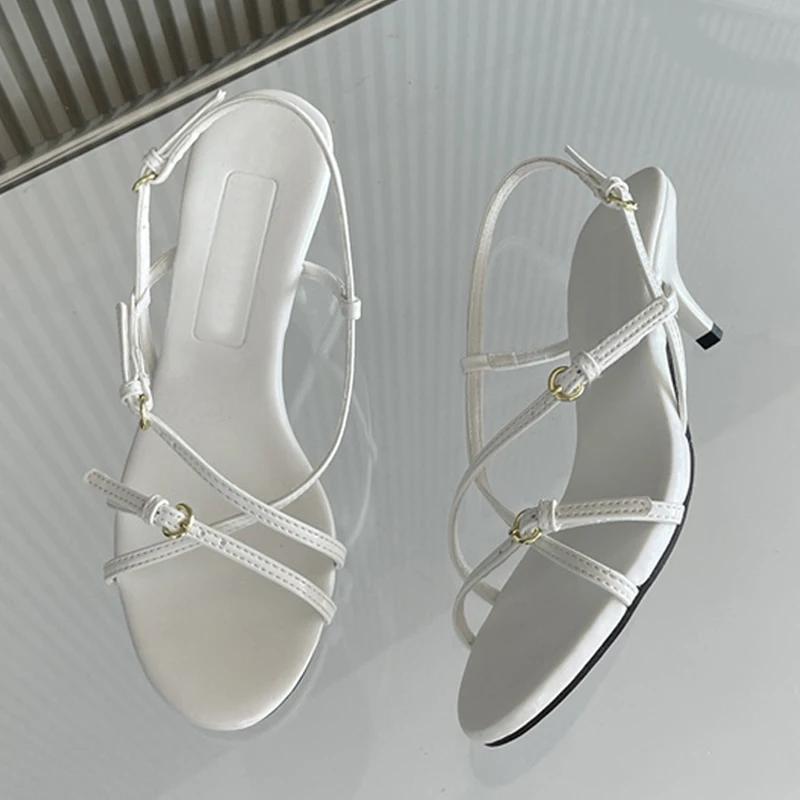 

2025 Новые дизайнерские сандалии с пряжкой, перекрестной шнуровкой, открытым носком и низким каблуком, летняя мода, элегантные туфли на тонком каблуке для платья 40 белый