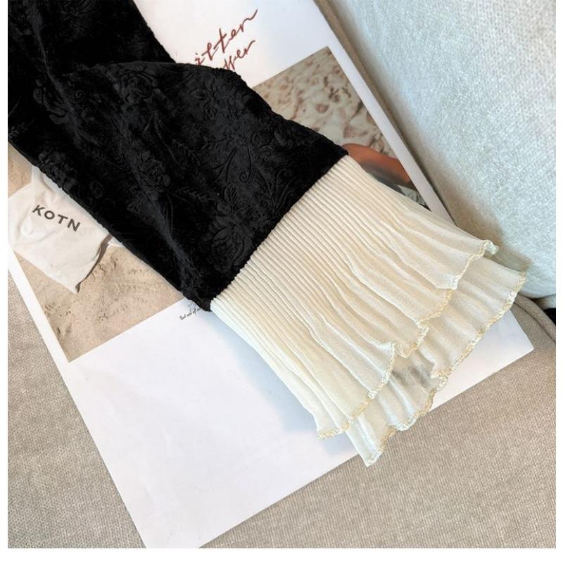 Retro Button Stitched Round Pullover Shirt with Long Sleeves Fashionable Gold Velvet Women's Top