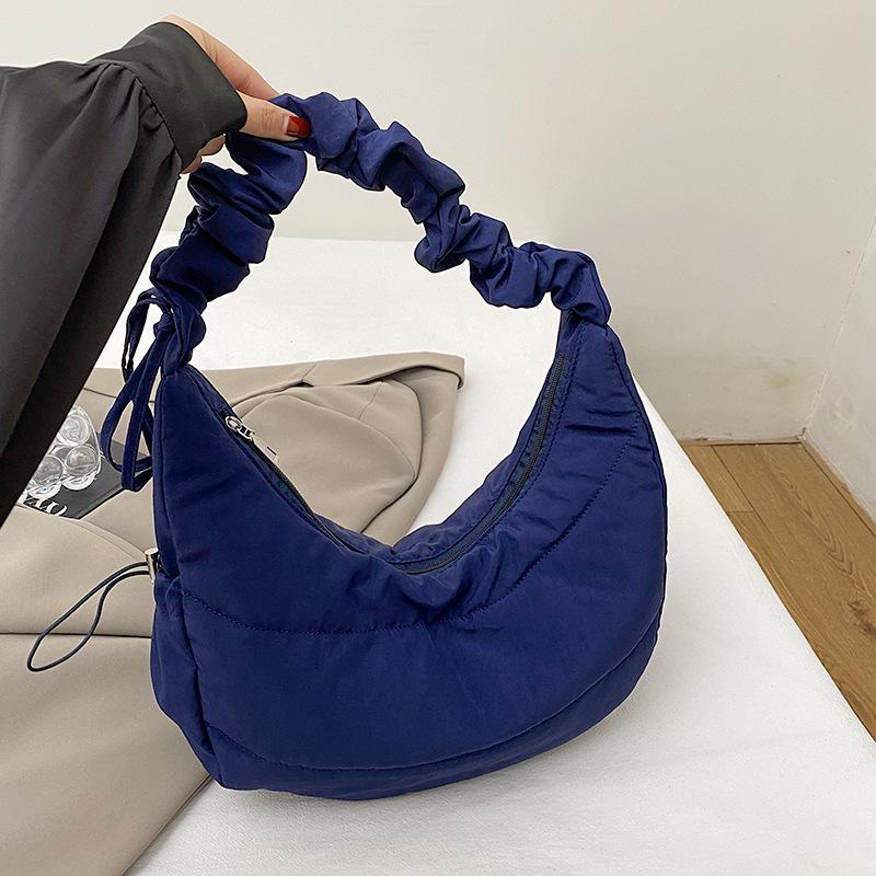 

Повседневная нейлоновая сумка большой вместимости женская 2025 новая осенне-зимняя универсальная ins сумка-мессенджер на плечо под мышку синий