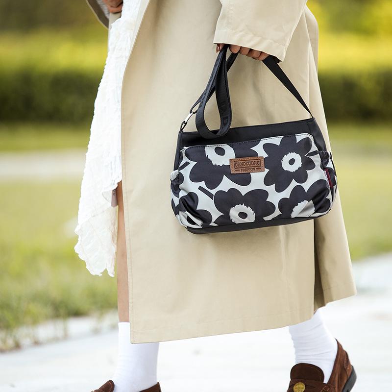 Klasyczna Casualowa Torebka Listonoszka dla Kobiet w Średnim Wieku – Idealna w Podróży i na Co Dzień