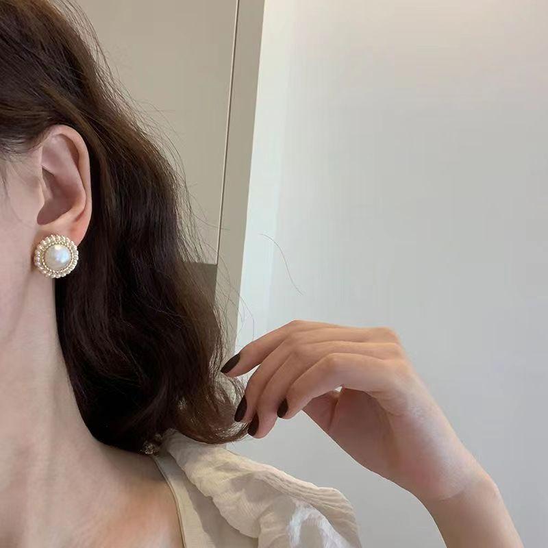 New Xiaoxiangfeng round pearl earrings women's niche high-end sense retro simple stud earrings gentle and elegant ear jewelry