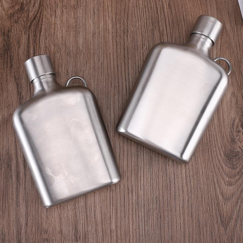 Modny kwadratowy srebrny piersiówka: Lekka, kieszonkowa butelka idealna dla miłośników outdooru i uczestników festiwali
