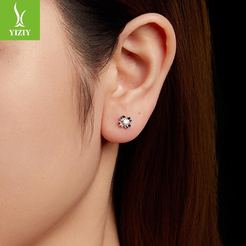 Small Fresh Four-Leaf Clover Moissanite Stud Earrings D Color Simple S925 Sterling Silver Mozzarella Diamond Stud Earrings