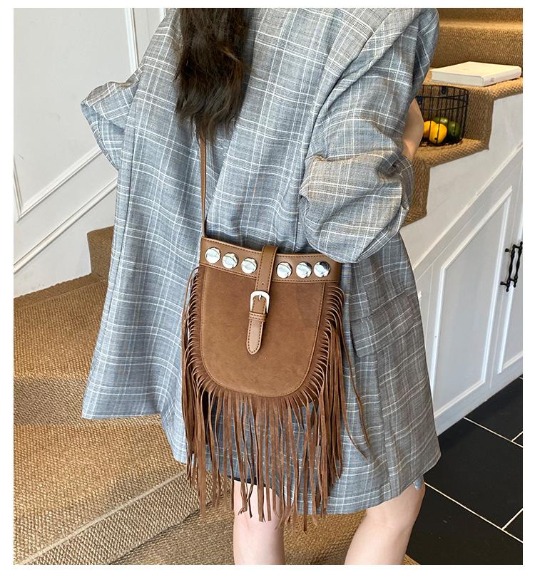 Casual retro matte bag women's 2025 autumn and winter new versatile messenger bag super fire niche fringed bucket bag