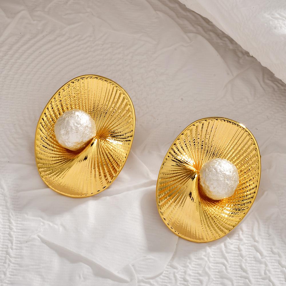 

Vintage Gold Pleated Oval Stud Earrings for Women Elegant Light Luxury Textured Earrings with Faux Pearl