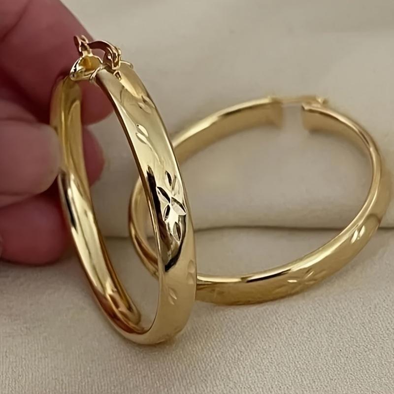 Gold earrings, large round style, electroplated round texture design, eye-catching earrings.