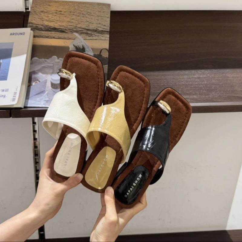 Sommer-French-Toe-Flip-Flops für Damen Sommer-Außenbekleidung Neujahr neue flache weichsohlige Urlaubs-Kühl-Slipper