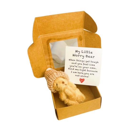 

Миниатюрный плюшевый медведь ручной работы в коробке с вдохновляющей открыткой. Сплетено вручную. коричневый