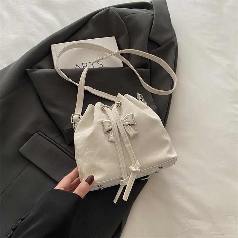 Large Capacity Stylish Shoulder Bag For Women Winter New Design Casual Bucket Bag In Black Silver Khaki Rose Pink Light Pink Blue Green White Colors
