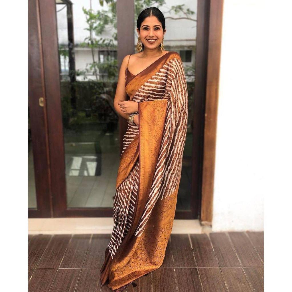 Toto krásné sárí je elegantně zdobeno nádhernou žakárovou vazbou, která dodává outfitu dokonalý vzhled.