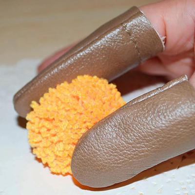 Strumento manuale per cucire con copertura per ditale in finta pelle con feltro ad ago