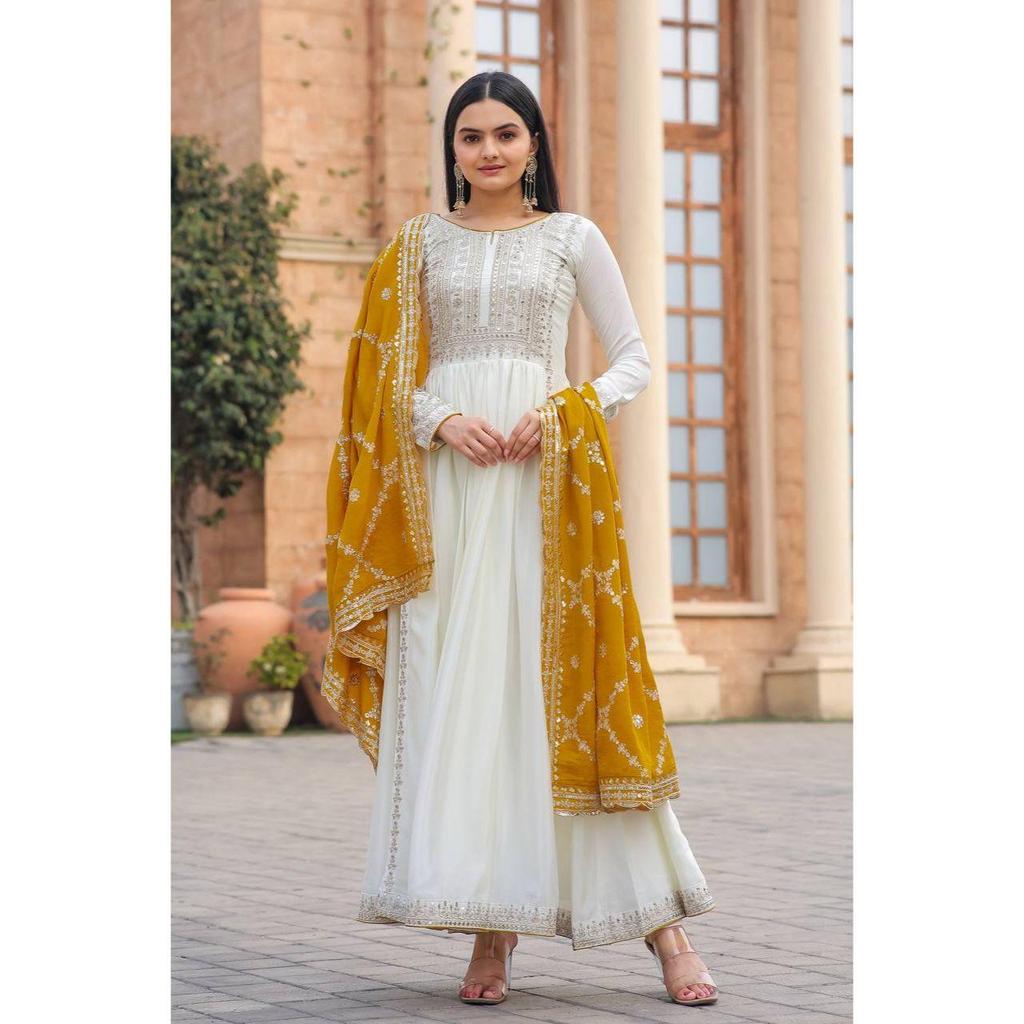 *Uvádíme nový vzhled oblečení na párty Pur Chinon Silk Fancy Anarkali šaty, Dupatta & Bottom Set*