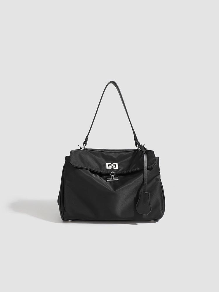 

Женская вместительная черная сумка-мессенджер — модная сумка через плечо на осень/зиму 2024 года для поездок на работу.