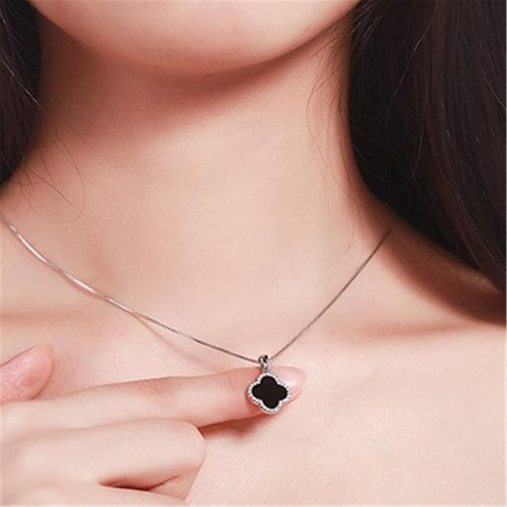 Japoński i koreański temperament srebrny naszyjnik biżuteria cztery trawy czarny wisiorek kobiecy krótki łańcuszek na szczęście z trawy do obojczyka