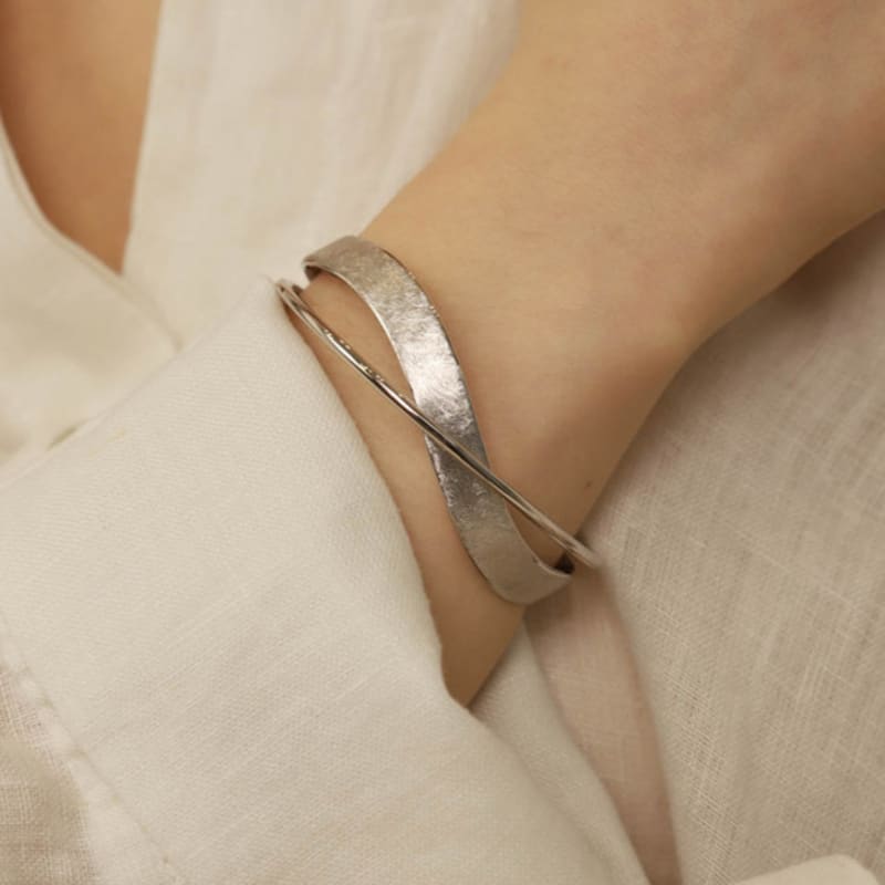 ozel Wire Curve Signature Texture Bracelet PB046B