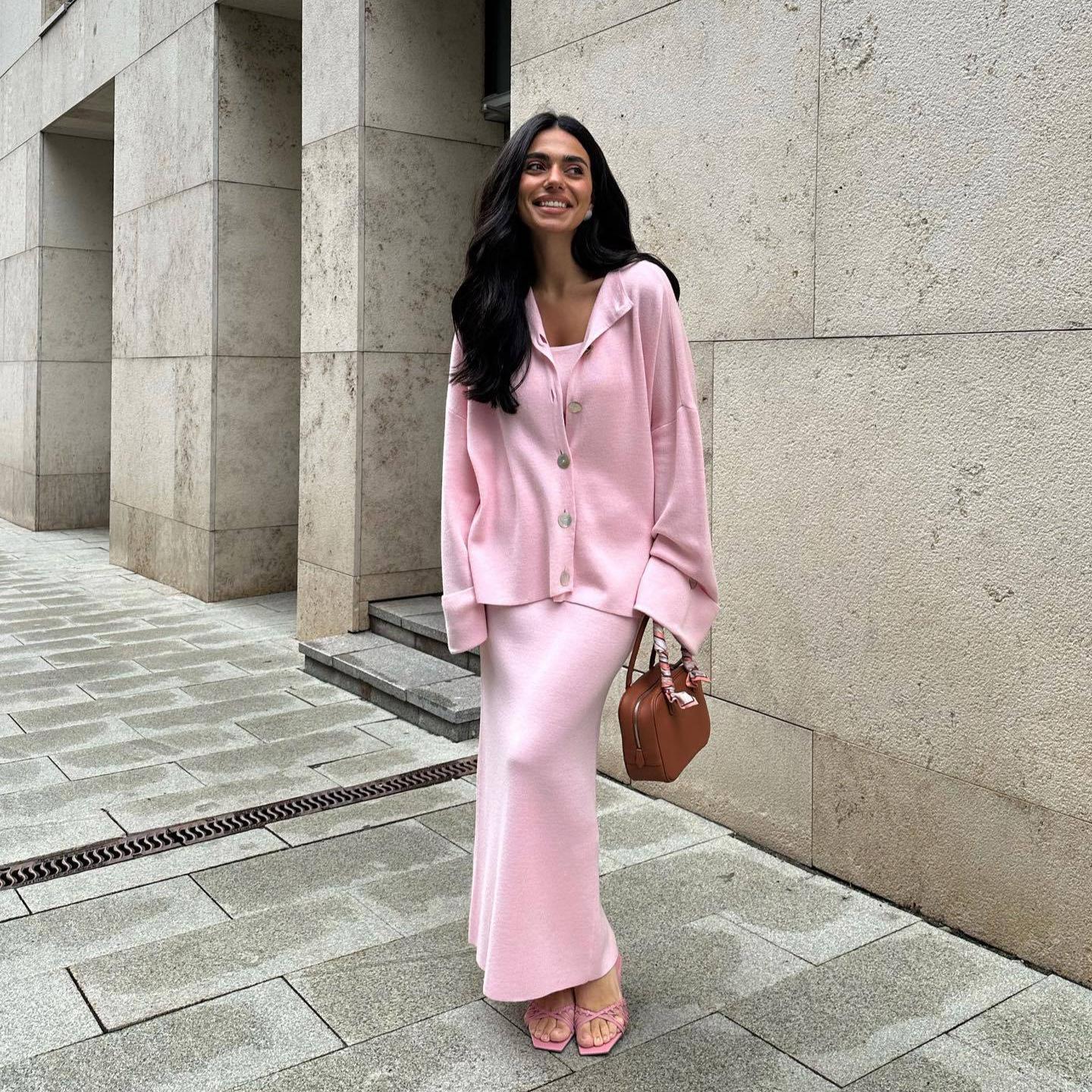 

Женский белый и розовый свободный кардиган на пуговицах в комплекте с майкой и длинной юбкой XS розовый