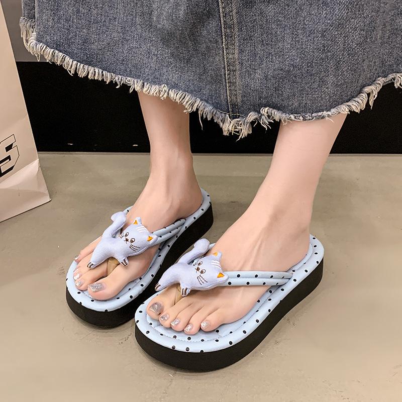 Internet celebrity thick-bottomed polka dot flip-flops women's summer wear 2025 new skirt French cool slippers