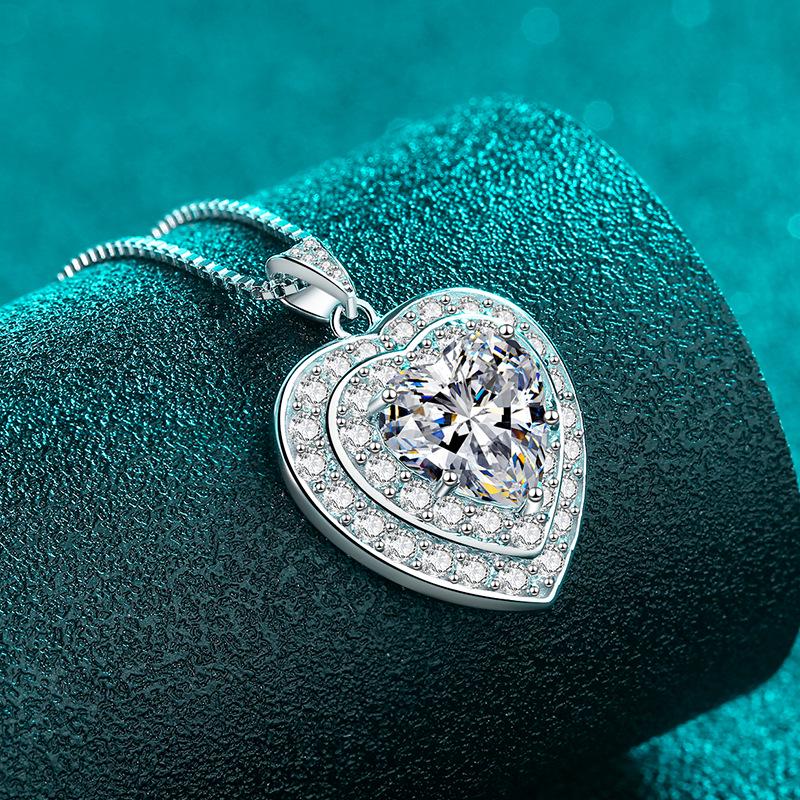 Yin Baichuan S925 Sterling Silver Moissanite Heart Necklace: Elegant, Luxurious, and Versatile Pendant for Women.