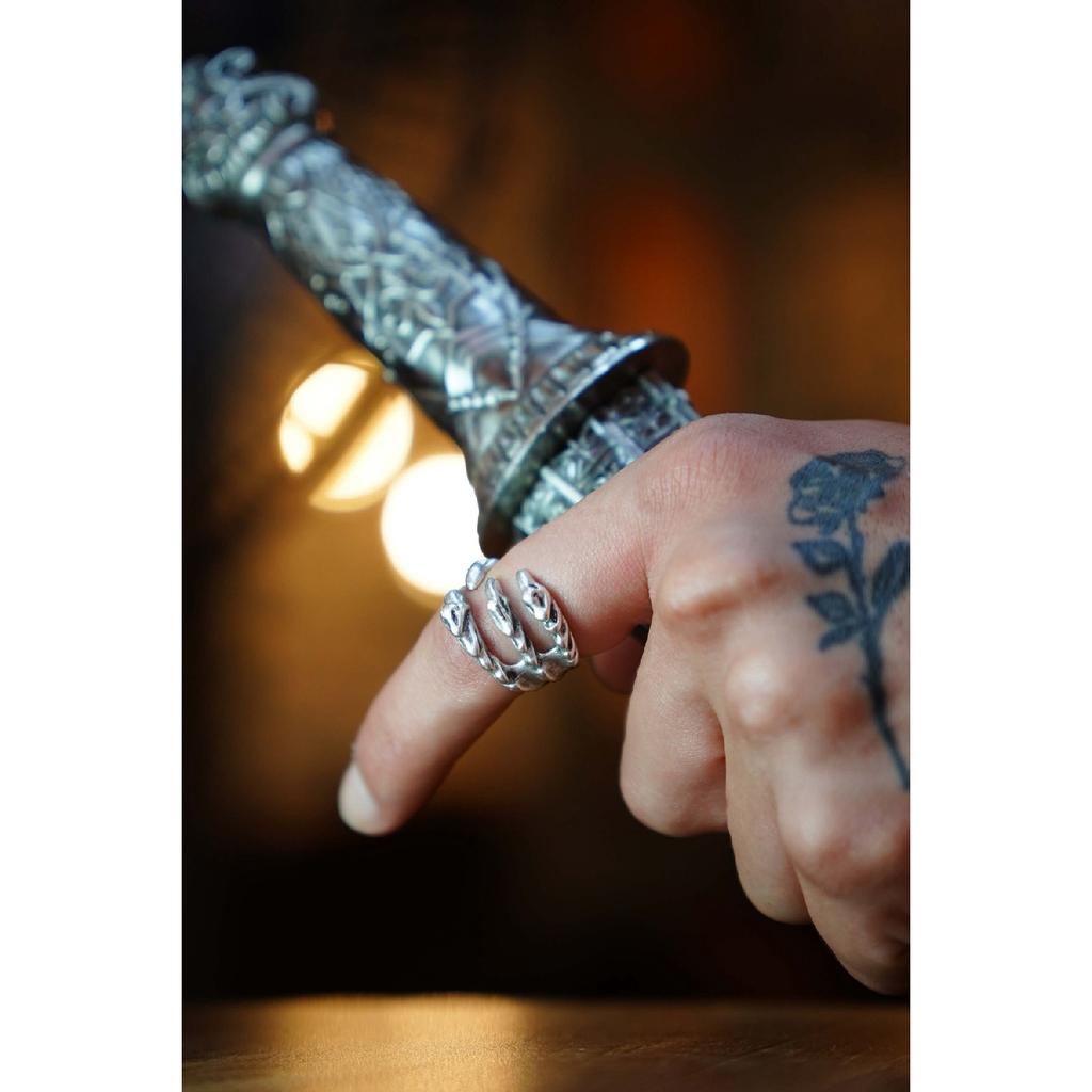 Verstellbarer Ring mit schwarzer Skelettkralle