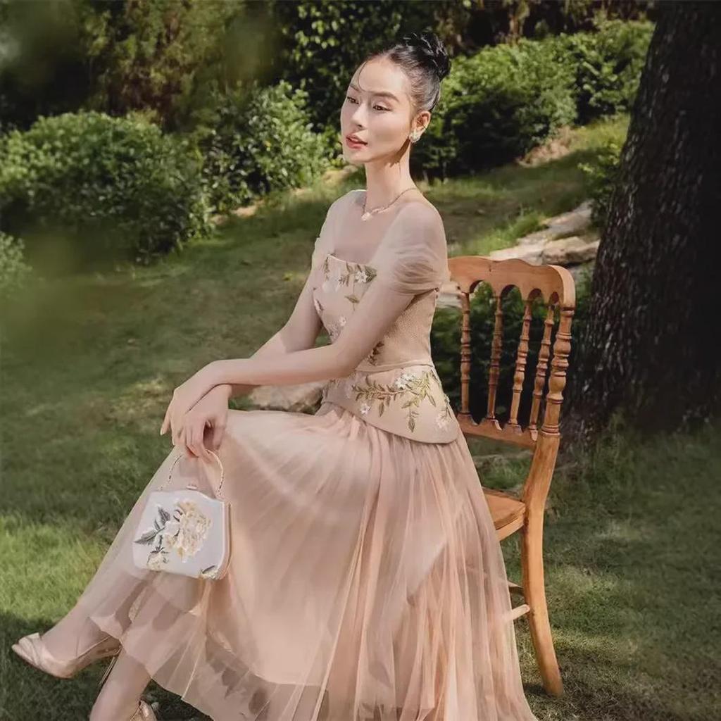 „Rochie din plasă cu broderie Seiko: Moda vietnameza eleganta cu cusaturi florale 3D"