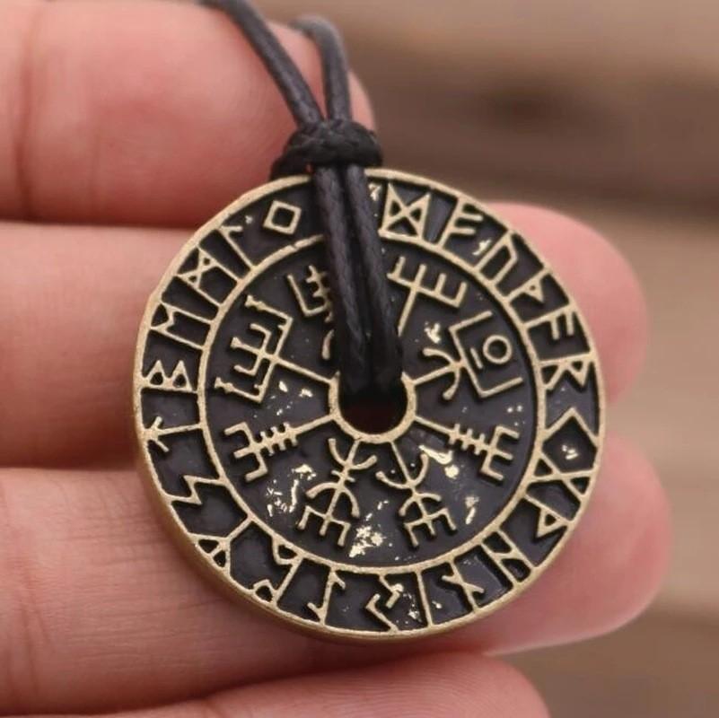 Men's Vintage Viking Rune Compass Pendant Necklace High Quality Metal Pagan Amulet for Men Accessories Necklace