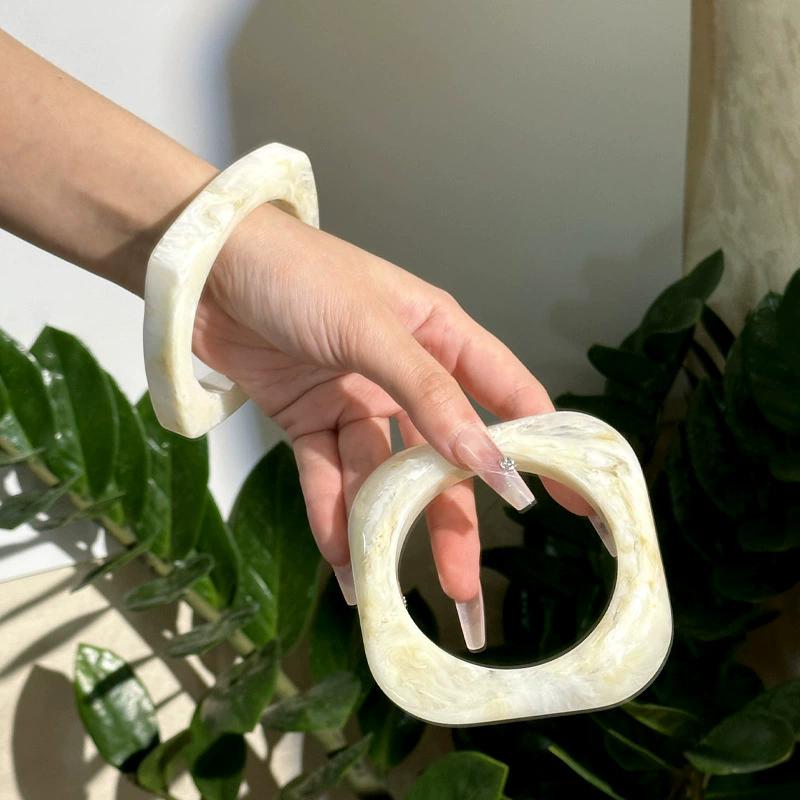 Exaggerated Fashion New Resin Beige Wide Layering Bracelet With Gradient Irregular Geometric Bracelets Women Jewelry Accessory
