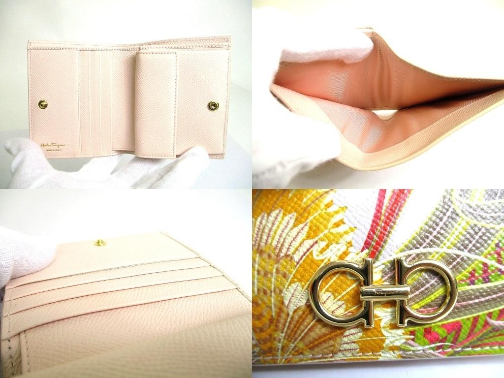 Authentic Salvatore Ferragamo Gancini Flower Motif Leather Bifold Wallet #b132  Open box