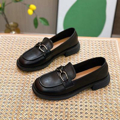 Mocassins super macios femininos 2025 novos sapatos pequenos de couro britânicos primavera e verão sapatos femininos de um pedal sapatos únicos populares de sola plana