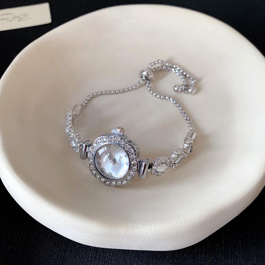 Französisches Armband mit eingelegten Diamanten und runder Schnalle - Retro-Hofstil, Luxuriöses Herbst-/Winterarmband