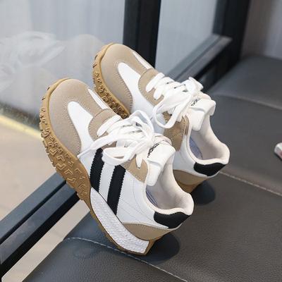 Klassenkameraden neue große, mittlere und kleine Kindersportschuhe mit Schülerschuhen Laufschuhen Vaterschuhen