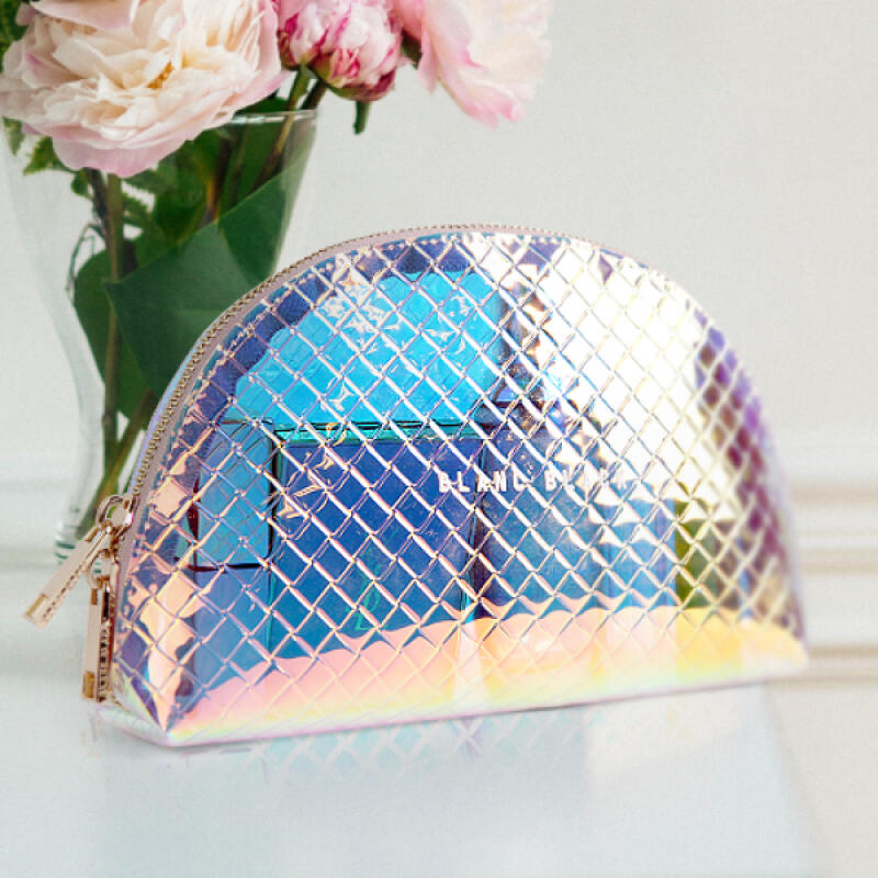 Голографическая стеганая косметичка