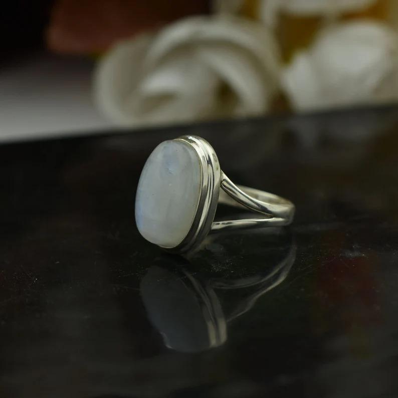 Bague en pierre précieuse ovale en pierre de lune, bague en argent sterling massif 925, bague de créateur faite à la main, bague de lunette, bague en pierre de naissance