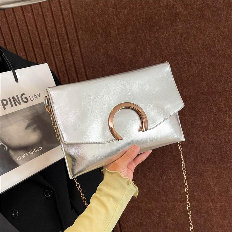 

Популярная весенняя маленькая сумка 2025 сумка через плечо мессенджер новая портативная женская универсальная популярная женская мода серебряный